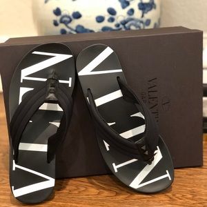 Unisex Valentino Black Toe Post Sandal